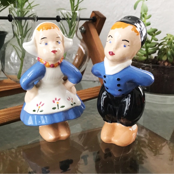 Vintage Kissing Dutch Boy and Girl Salt and Pepper Shakers - Picture 3 of 7